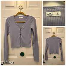Load image into Gallery viewer, Hollister cropped 3-button sweater, juniors size S, lavender-light grey color. Women's Small
