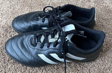 Load image into Gallery viewer, Adidas girls/boys indoor cleats 6
