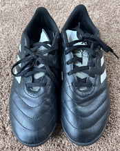 Load image into Gallery viewer, Adidas girls/boys indoor cleats 6
