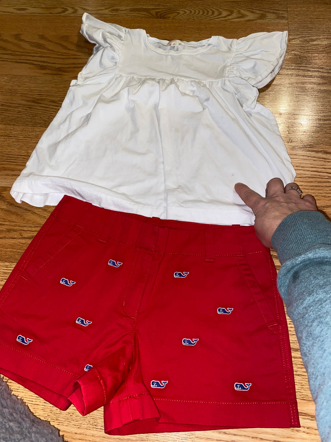 Size 8 outfit vineyard vine shorts, crewcut top small spot 8