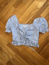 Load image into Gallery viewer, Romwie Blue floral crop blouse riches size XS XS
