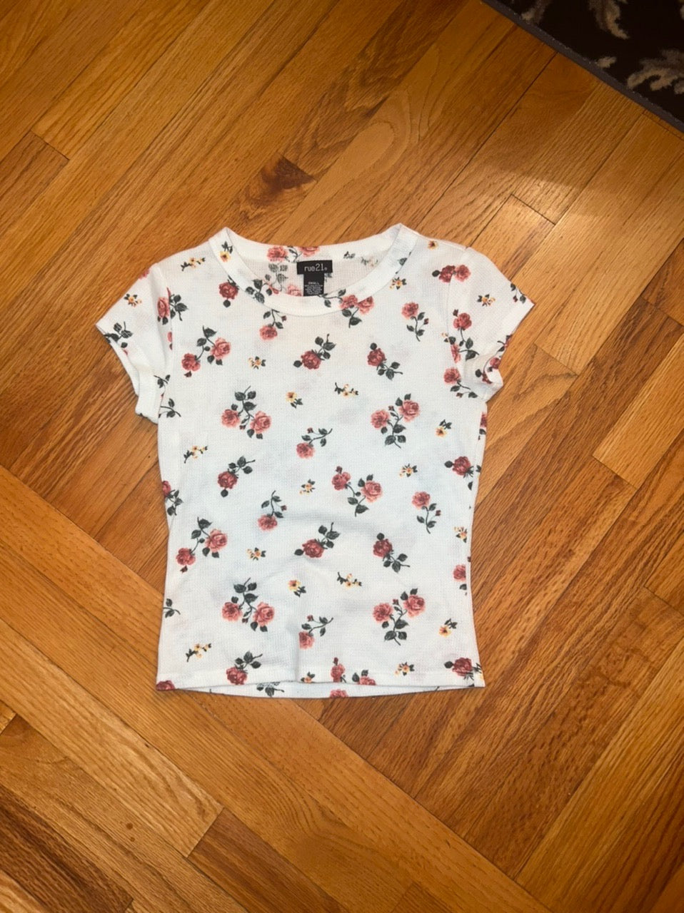 RUE21 Rose floral short sleeve fitted T-Shirt size small Small