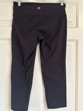 Load image into Gallery viewer, Athleta Cropped Leggings black sm Women&#39;s Small
