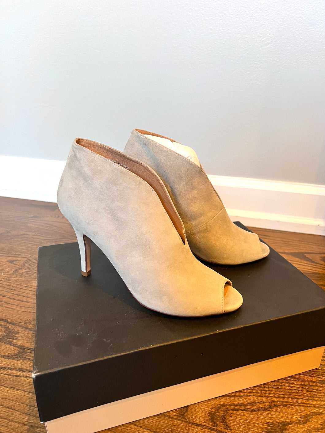 NWT Halogen Women's Grey Suede Heels - Size 7.5 7.5