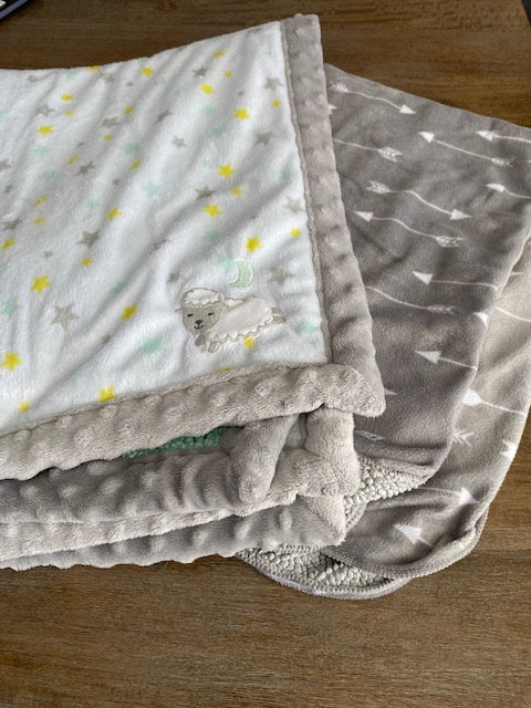 Lot of 2 great condition fleece baby blankets One Size