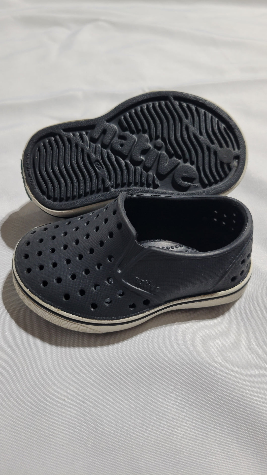 Native toddler size 4 (c4) Navy blue slip on shoes like new! 4