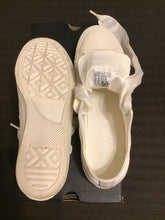 Load image into Gallery viewer, Converse Ivory Low Top Gym Shoes 8.5
