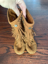 Load image into Gallery viewer, Minnetonka fringe boots 2
