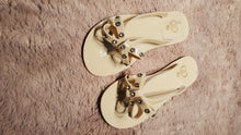 Load image into Gallery viewer, 1.4.3 Girl jelly flip flops, Womens size 6.5, beige with bow 6.5
