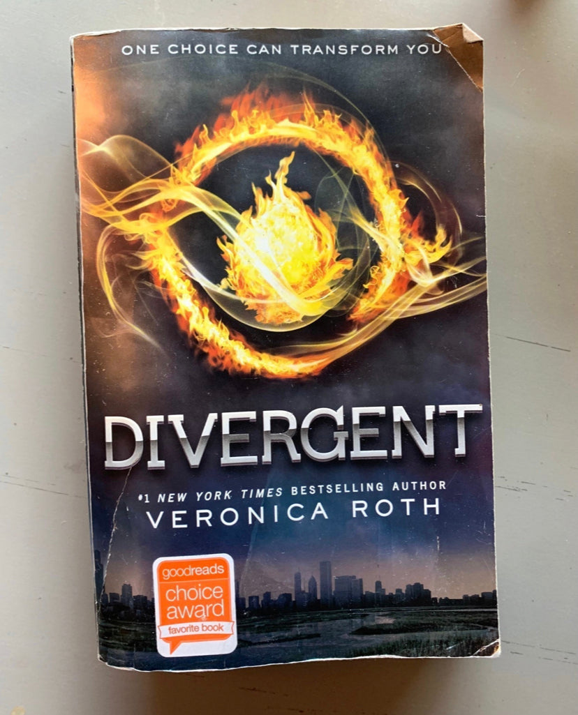 DIVERGENT by Veronica Roth