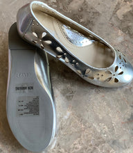 Load image into Gallery viewer, Enzo silver shoes. Size 1. New 1
