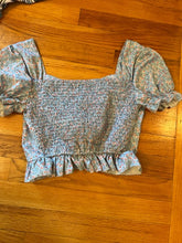 Load image into Gallery viewer, Romwie Blue floral crop blouse riches size XS XS
