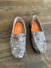 Load image into Gallery viewer, Bob&#39;s Dog Pattern Shoes 6
