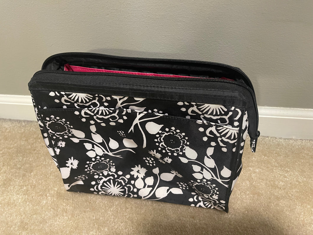 Thirty one bag with plastic inside for easy cleaning